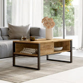 Table basse industrielle VALENCE bois clair et acier noir, détail du rangement spacieux et structure robuste pour salon moderne.